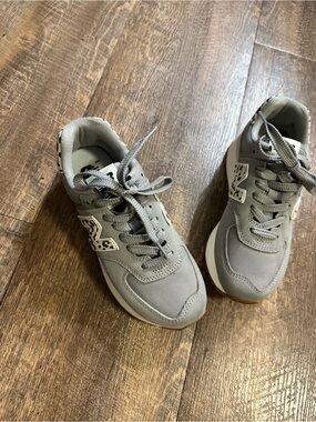 New Balance 574 Gray Sneakers 👟- Cheetah 🐆 Print accents Size 6.5 US
Like New